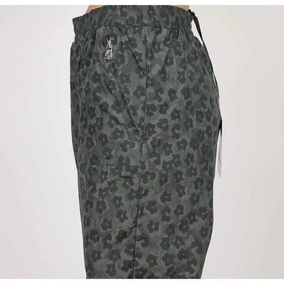 Varley NWT Beckett Pant in Camo Floral Lightweight Nylon Jogger Size S - Picture 4 of 9